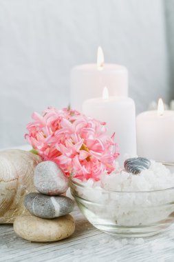 Ahşap arka planda spa tedavisinin bileşimi