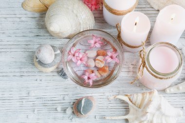 Ahşap arka planda spa tedavisinin bileşimi