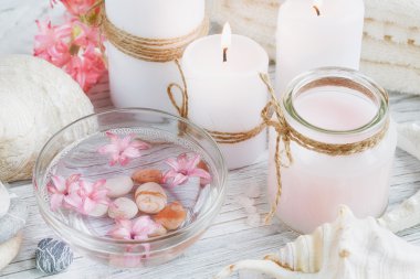 Ahşap arka planda spa tedavisinin bileşimi