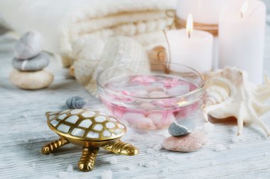 Ahşap arka planda spa tedavisinin bileşimi