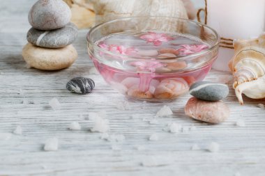 Ahşap arka planda spa tedavisinin bileşimi