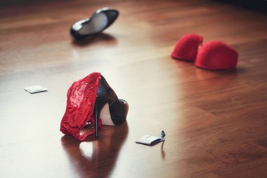 iç çamaşırı, Ayakkabı ve prezervatif, hızlı sex kavramı ile yatak odası karışıklık