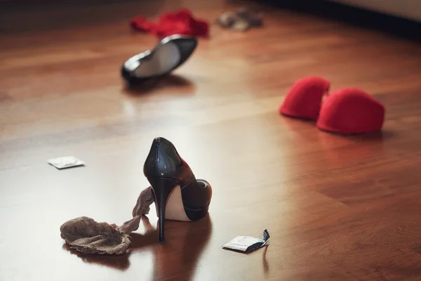 iç çamaşırı, Ayakkabı ve prezervatif, hızlı sex kavramı ile yatak odası karışıklık