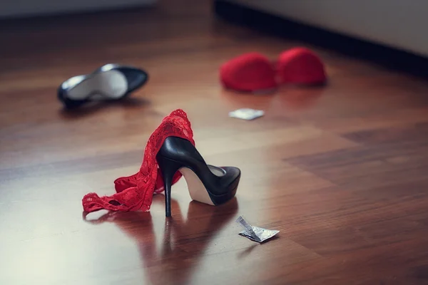 iç çamaşırı, Ayakkabı ve prezervatif, hızlı sex kavramı ile yatak odası karışıklık
