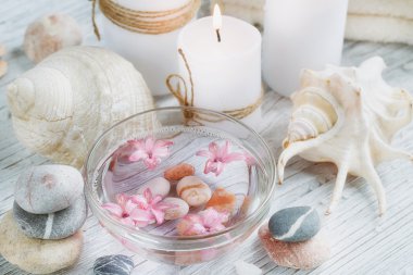 Ahşap arka planda spa tedavisinin bileşimi