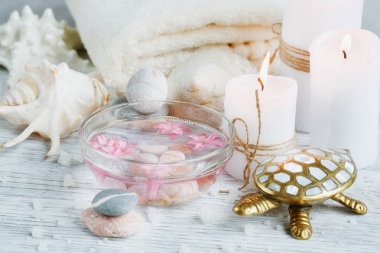 Ahşap arka planda spa tedavisinin bileşimi