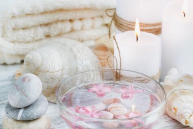 Ahşap arka planda spa tedavisinin bileşimi