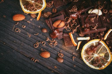 Fincan sıcak çikolata, limon, fındık ve karanlıkta iyi çikolata ürün yelpazesine ve sütlü çikolata