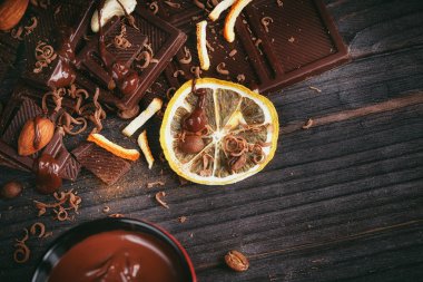 Fincan sıcak çikolata, limon, fındık ve karanlıkta iyi çikolata ürün yelpazesine ve sütlü çikolata