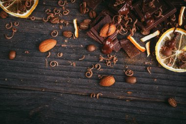 Fincan sıcak çikolata, limon, fındık ve karanlıkta iyi çikolata ürün yelpazesine ve sütlü çikolata