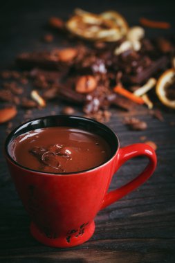 Fincan sıcak çikolata, limon, fındık ve karanlıkta iyi çikolata ürün yelpazesine ve sütlü çikolata