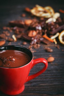 Fincan sıcak çikolata, limon, fındık ve karanlıkta iyi çikolata ürün yelpazesine ve sütlü çikolata