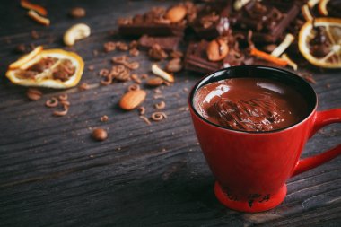 Fincan sıcak çikolata, limon, fındık ve karanlıkta iyi çikolata ürün yelpazesine ve sütlü çikolata