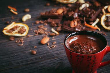 Fincan sıcak çikolata, limon, fındık ve karanlıkta iyi çikolata ürün yelpazesine ve sütlü çikolata