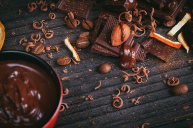 Fincan sıcak çikolata, limon, fındık ve karanlıkta iyi çikolata ürün yelpazesine ve sütlü çikolata