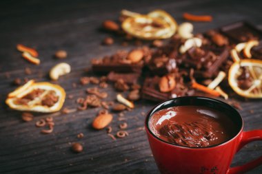 Fincan sıcak çikolata, limon, fındık ve karanlıkta iyi çikolata ürün yelpazesine ve sütlü çikolata