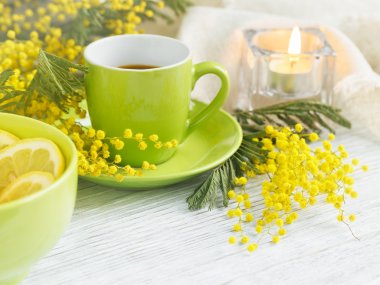 Mimoza, limon ve hafif ahşap zemin üzerine kahve