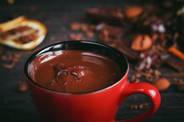 Fincan sıcak çikolata, limon, fındık ve karanlıkta iyi çikolata ürün yelpazesine ve sütlü çikolata