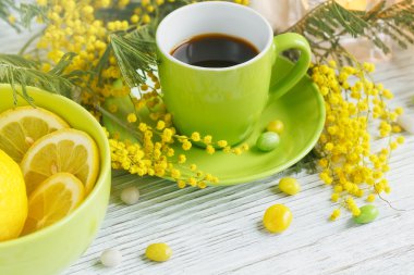 Mimoza, limon ve hafif ahşap zemin üzerine kahve