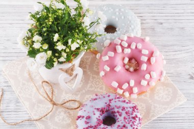 Üç çörek, bir fincan kahve ve willow beyaz bir tablo