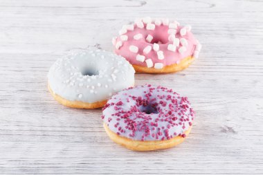 Üç çörek, bir fincan kahve ve willow beyaz bir tablo