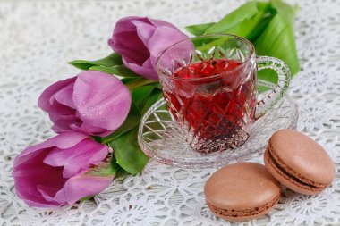 karkadeh kırmızı çay macaroons ve laleler
