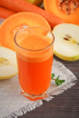 Taze meyve suyu, mix meyve ve sebze. Sağlıklı gıda