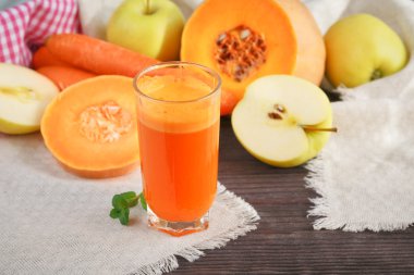 Taze meyve suyu, mix meyve ve sebze. Sağlıklı gıda