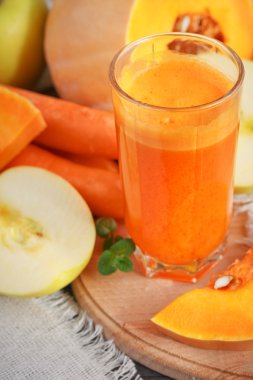 Taze meyve suyu, mix meyve ve sebze. Sağlıklı gıda