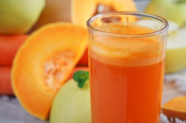 Taze meyve suyu, mix meyve ve sebze. Sağlıklı gıda