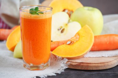 Taze meyve suyu, mix meyve ve sebze. Sağlıklı gıda