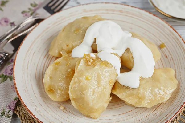 Soğan ve ekşi krema ile Vareniki