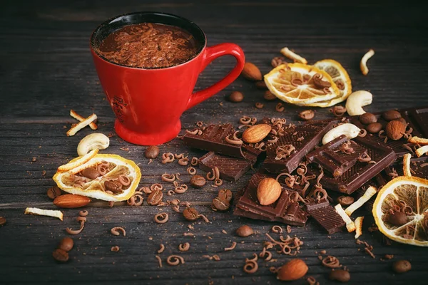 Fincan sıcak çikolata, limon, fındık ve karanlıkta iyi çikolata ürün yelpazesine ve sütlü çikolata