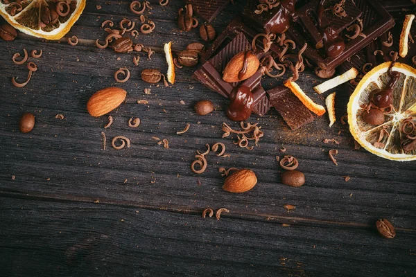 Fincan sıcak çikolata, limon, fındık ve karanlıkta iyi çikolata ürün yelpazesine ve sütlü çikolata