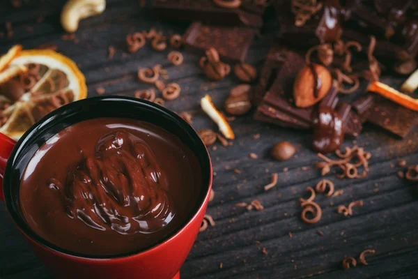 Fincan sıcak çikolata, limon, fındık ve karanlıkta iyi çikolata ürün yelpazesine ve sütlü çikolata