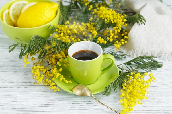 Mimoza, limon ve hafif ahşap zemin üzerine kahve