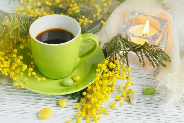 Mimosen, Zitrone und Kaffee auf hellem Holzhintergrund — Stockfoto