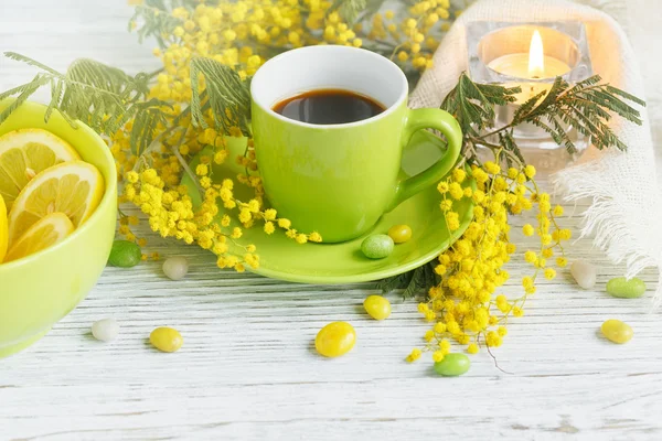 Mimosen, Zitrone und Kaffee auf hellem Holzhintergrund — Stockfoto