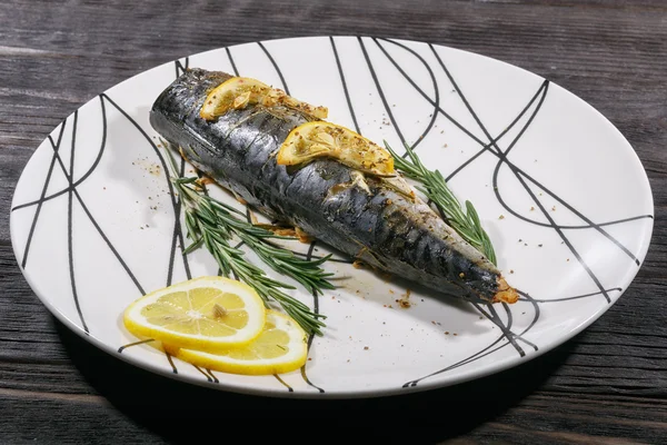 Grilled mackerel fish with lemon and rosemary — Stock Photo, Image