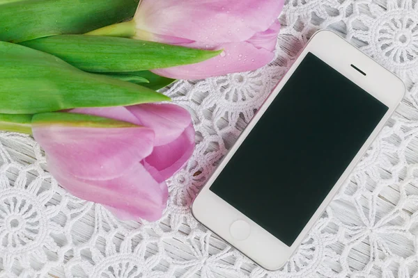 Smartphone ve Lale güzel tığ işi masa örtüsü üzerinde