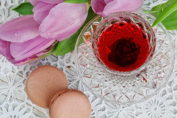 Kopje karkadeh rode thee met bitterkoekjes en tulpen — Stockfoto