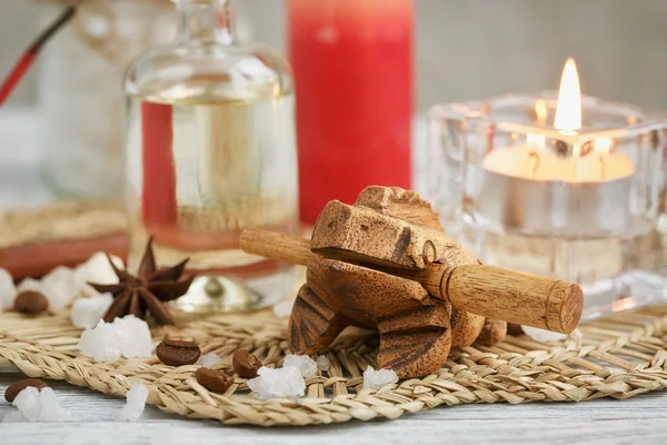 Ahşap arka planda spa tedavisinin bileşimi