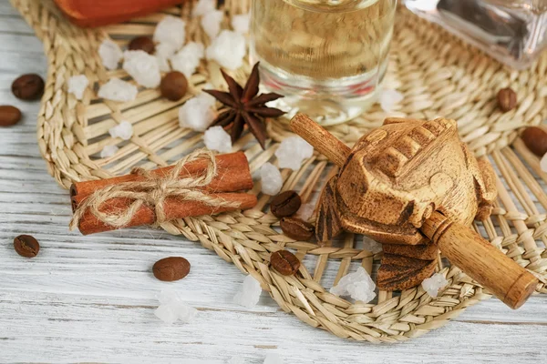 Ahşap arka planda spa tedavisinin bileşimi