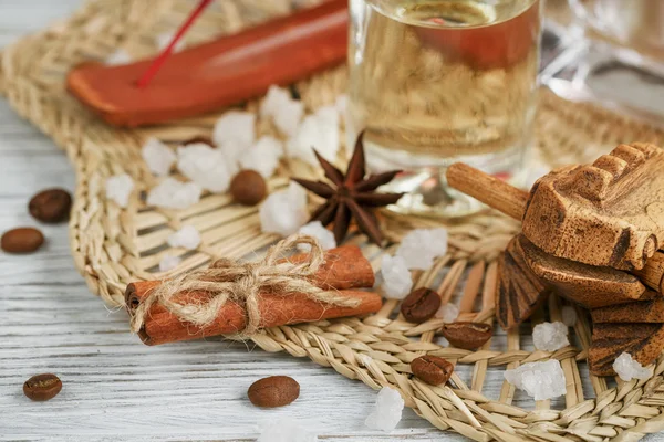 Ahşap arka planda spa tedavisinin bileşimi