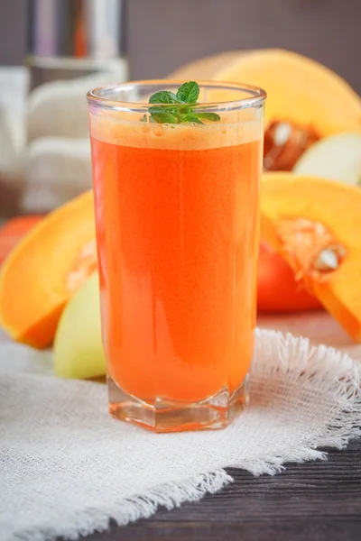 Jus segar, buah campur dan sayuran. Makanan sehat — Stok Foto