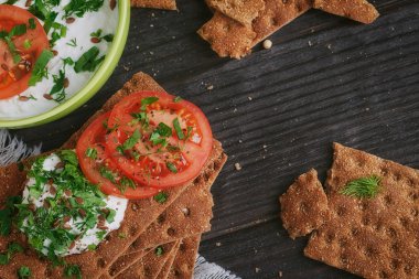 Bütün taneli tahıl crispbread, krem peynir, dereotu ve domates