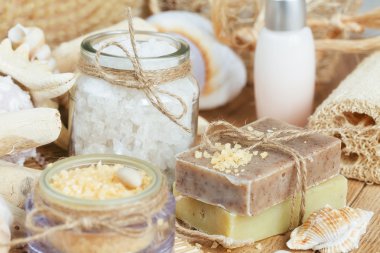 Ahşap arka planda spa tedavisinin bileşimi