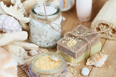 Ahşap arka planda spa tedavisinin bileşimi