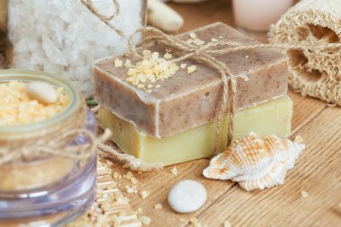 Ahşap arka planda spa tedavisinin bileşimi