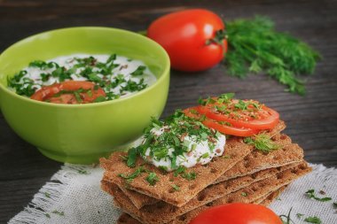 Bütün taneli tahıl crispbread, krem peynir, dereotu ve domates